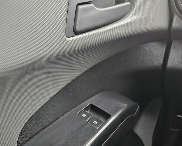 Белый Шевроле Авео, объемом двигателя 1.2 л и пробегом 270 тыс. км за 5000 $, фото 2 на Automoto.ua