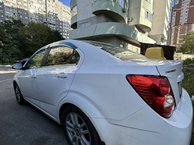 Белый Шевроле Авео, объемом двигателя 1.6 л и пробегом 194 тыс. км за 6200 $, фото 3 на Automoto.ua