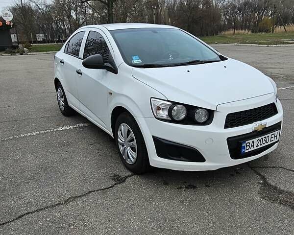 Белый Шевроле Авео, объемом двигателя 1.2 л и пробегом 270 тыс. км за 5000 $, фото 5 на Automoto.ua