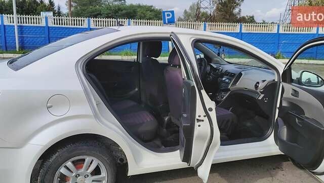 Белый Шевроле Авео, объемом двигателя 1.23 л и пробегом 175 тыс. км за 5500 $, фото 10 на Automoto.ua