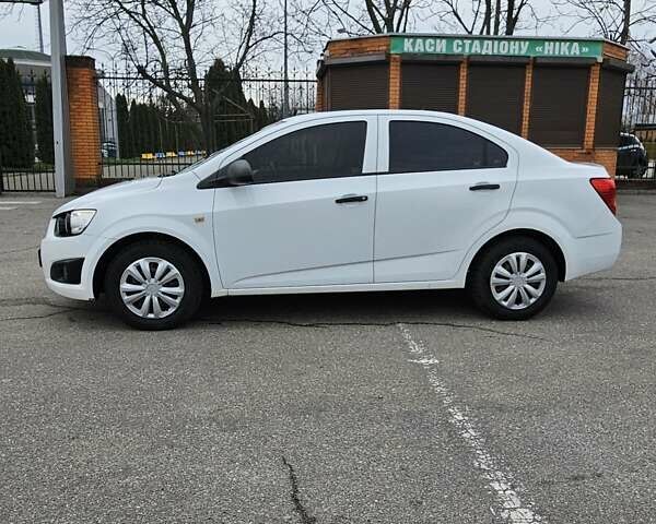 Белый Шевроле Авео, объемом двигателя 1.2 л и пробегом 270 тыс. км за 5000 $, фото 6 на Automoto.ua