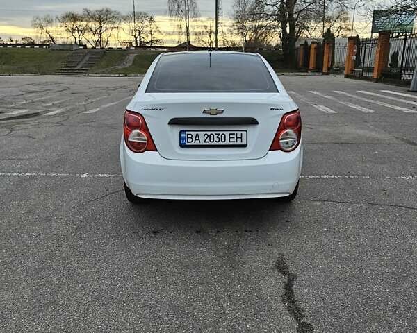 Белый Шевроле Авео, объемом двигателя 1.2 л и пробегом 270 тыс. км за 5000 $, фото 9 на Automoto.ua