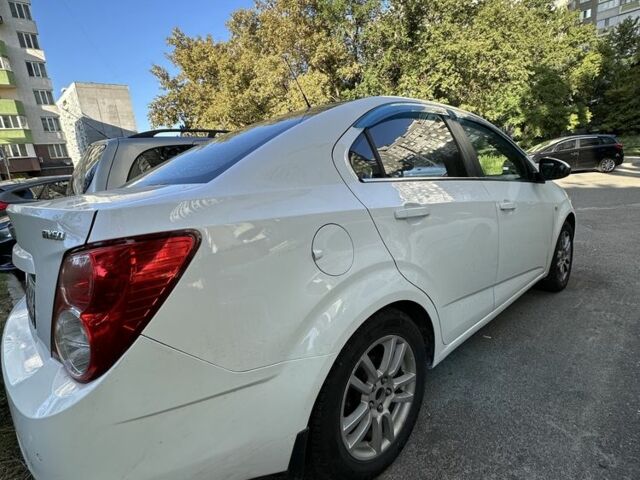 Белый Шевроле Авео, объемом двигателя 1.6 л и пробегом 194 тыс. км за 6200 $, фото 4 на Automoto.ua