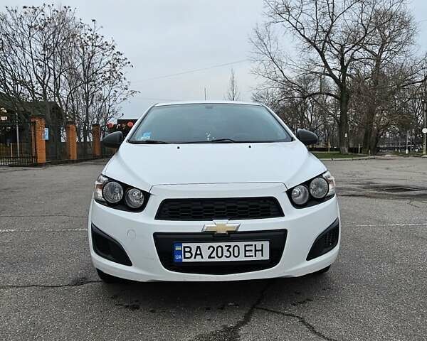 Белый Шевроле Авео, объемом двигателя 1.2 л и пробегом 270 тыс. км за 5000 $, фото 7 на Automoto.ua