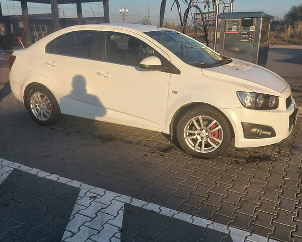 Белый Шевроле Авео, объемом двигателя 1.6 л и пробегом 140 тыс. км за 6700 $, фото 1 на Automoto.ua
