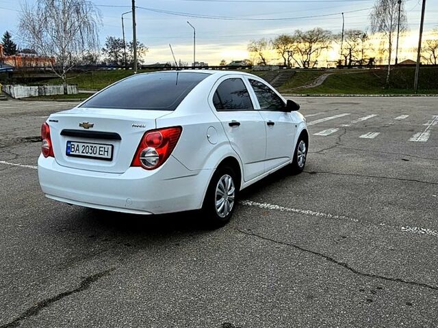 Белый Шевроле Авео, объемом двигателя 1.2 л и пробегом 270 тыс. км за 5300 $, фото 1 на Automoto.ua