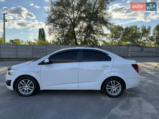 Белый Шевроле Авео, объемом двигателя 1.6 л и пробегом 235 тыс. км за 5399 $, фото 3 на Automoto.ua