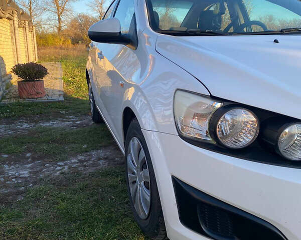 Белый Шевроле Авео, объемом двигателя 1.6 л и пробегом 140 тыс. км за 6350 $, фото 4 на Automoto.ua