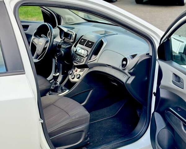 Белый Шевроле Авео, объемом двигателя 1.4 л и пробегом 160 тыс. км за 5000 $, фото 13 на Automoto.ua