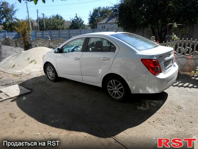 Белый Шевроле Авео, объемом двигателя 1.4 л и пробегом 150 тыс. км за 5000 $, фото 1 на Automoto.ua