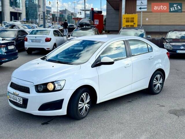 Белый Шевроле Авео, объемом двигателя 1.4 л и пробегом 160 тыс. км за 5000 $, фото 2 на Automoto.ua