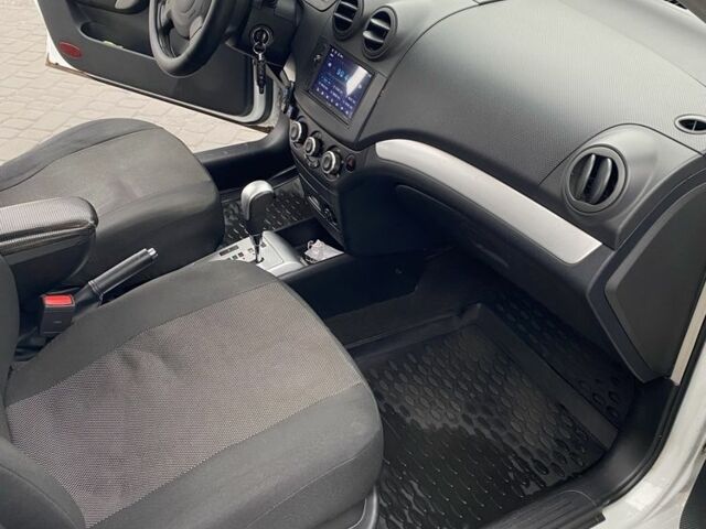Белый Шевроле Авео, объемом двигателя 1.4 л и пробегом 149 тыс. км за 5250 $, фото 10 на Automoto.ua
