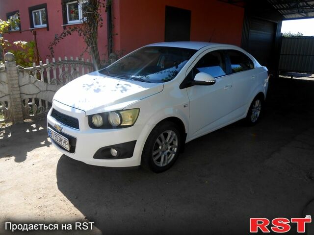 Белый Шевроле Авео, объемом двигателя 1.4 л и пробегом 150 тыс. км за 5000 $, фото 4 на Automoto.ua