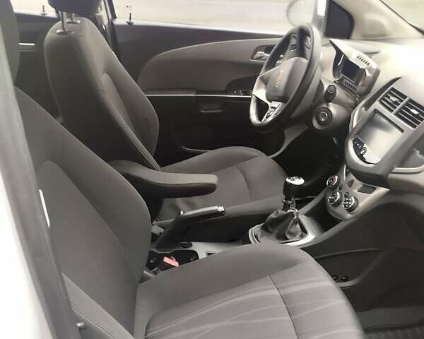 Білий Шевроле Авео, об'ємом двигуна 1.4 л та пробігом 180 тис. км за 6000 $, фото 2 на Automoto.ua