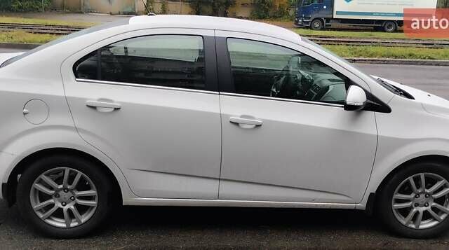 Білий Шевроле Авео, об'ємом двигуна 1.4 л та пробігом 180 тис. км за 6000 $, фото 5 на Automoto.ua