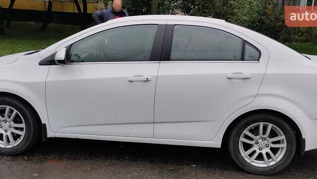 Білий Шевроле Авео, об'ємом двигуна 1.4 л та пробігом 180 тис. км за 6000 $, фото 4 на Automoto.ua