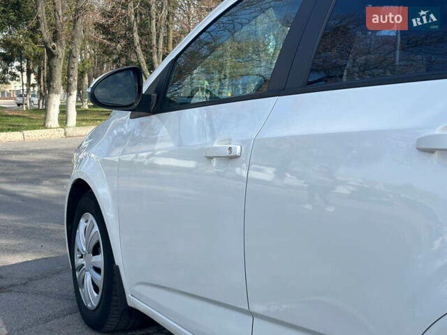 Белый Шевроле Авео, объемом двигателя 1.4 л и пробегом 180 тыс. км за 5500 $, фото 15 на Automoto.ua