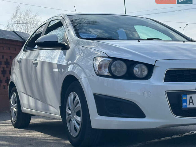 Белый Шевроле Авео, объемом двигателя 1.4 л и пробегом 180 тыс. км за 5500 $, фото 6 на Automoto.ua