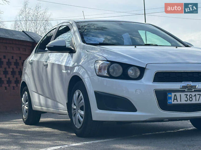 Белый Шевроле Авео, объемом двигателя 1.4 л и пробегом 180 тыс. км за 5500 $, фото 4 на Automoto.ua