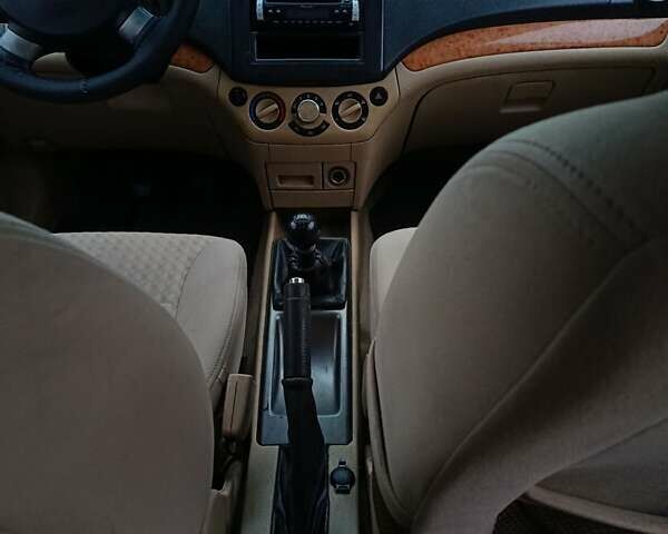 Бежевый Шевроле Авео, объемом двигателя 1.6 л и пробегом 237 тыс. км за 2100 $, фото 6 на Automoto.ua