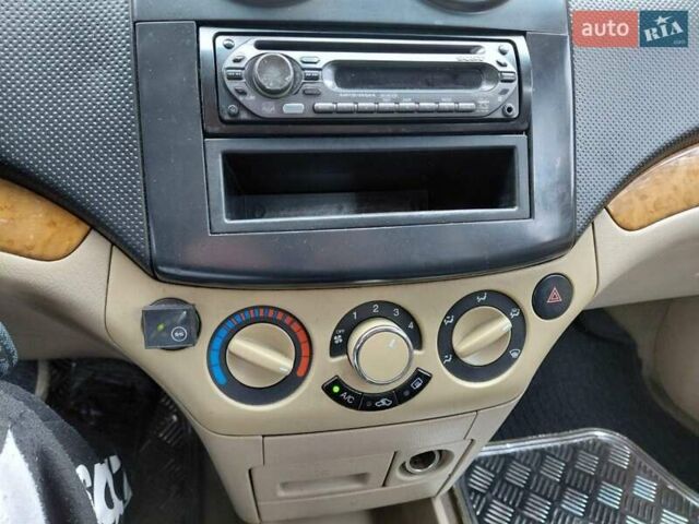Бежевий Шевроле Авео, об'ємом двигуна 1.6 л та пробігом 200 тис. км за 2850 $, фото 2 на Automoto.ua