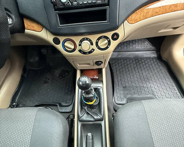 Бежевый Шевроле Авео, объемом двигателя 1.6 л и пробегом 278 тыс. км за 5400 $, фото 41 на Automoto.ua