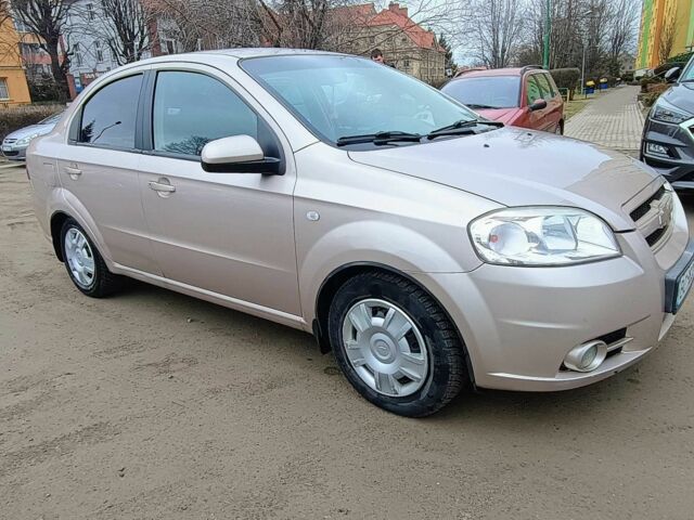 Бежевый Шевроле Авео, объемом двигателя 1.6 л и пробегом 154 тыс. км за 3500 $, фото 1 на Automoto.ua