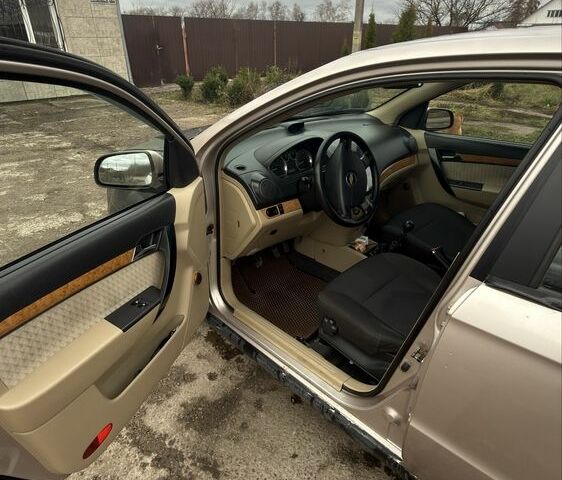 Бежевий Шевроле Авео, об'ємом двигуна 1.6 л та пробігом 205 тис. км за 2500 $, фото 2 на Automoto.ua