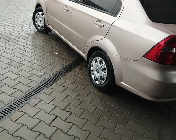 Бежевый Шевроле Авео, объемом двигателя 1.6 л и пробегом 230 тыс. км за 3400 $, фото 2 на Automoto.ua