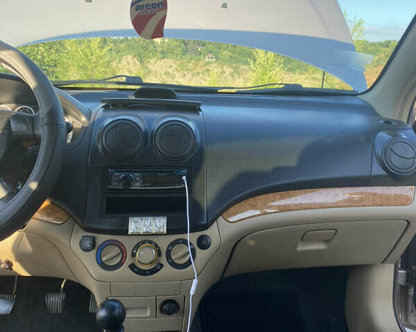 Бежевый Шевроле Авео, объемом двигателя 1.6 л и пробегом 210 тыс. км за 4200 $, фото 12 на Automoto.ua