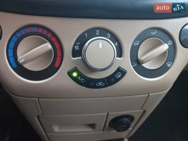 Бежевый Шевроле Авео, объемом двигателя 1.6 л и пробегом 180 тыс. км за 4650 $, фото 8 на Automoto.ua
