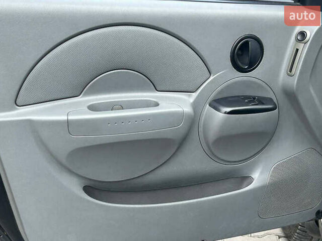 Чорний Шевроле Авео, об'ємом двигуна 1.5 л та пробігом 142 тис. км за 4000 $, фото 6 на Automoto.ua