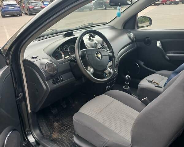 Черный Шевроле Авео, объемом двигателя 1.4 л и пробегом 220 тыс. км за 3100 $, фото 5 на Automoto.ua
