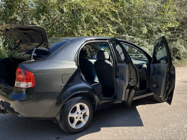 Черный Шевроле Авео, объемом двигателя 1.5 л и пробегом 410 тыс. км за 2500 $, фото 7 на Automoto.ua