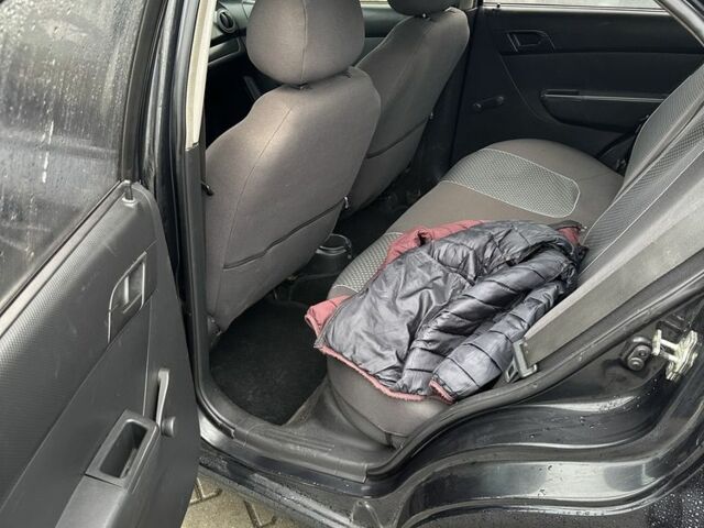 Черный Шевроле Авео, объемом двигателя 1.5 л и пробегом 300 тыс. км за 3100 $, фото 5 на Automoto.ua