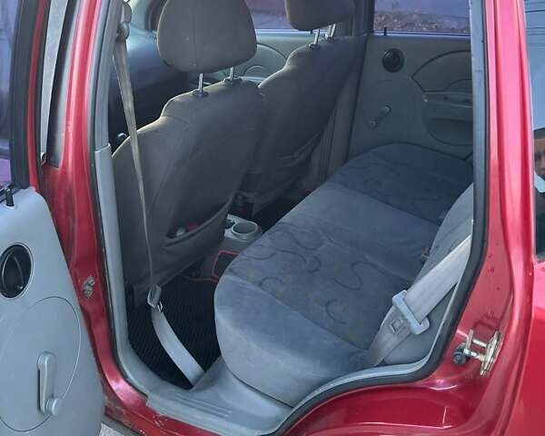 Красный Шевроле Авео, объемом двигателя 1.5 л и пробегом 306 тыс. км за 2000 $, фото 7 на Automoto.ua