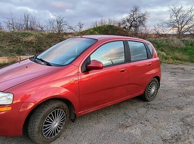 Красный Шевроле Авео, объемом двигателя 1.5 л и пробегом 281 тыс. км за 2900 $, фото 2 на Automoto.ua