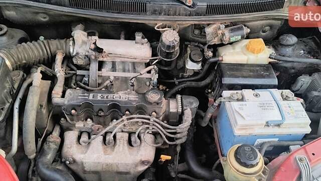 Красный Шевроле Авео, объемом двигателя 1.5 л и пробегом 281 тыс. км за 2900 $, фото 4 на Automoto.ua