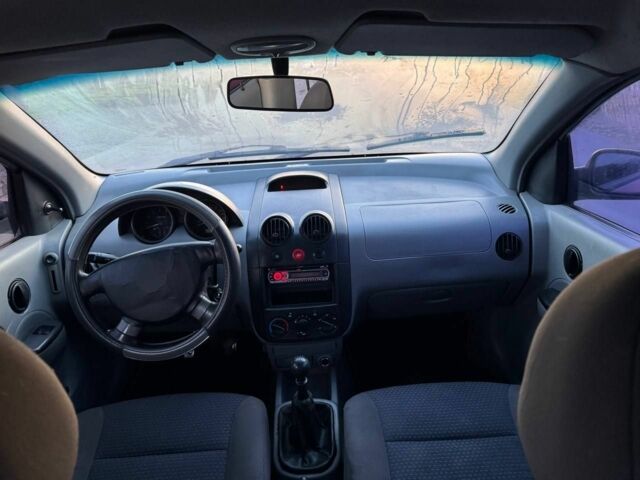 Красный Шевроле Авео, объемом двигателя 1.5 л и пробегом 366 тыс. км за 2000 $, фото 7 на Automoto.ua