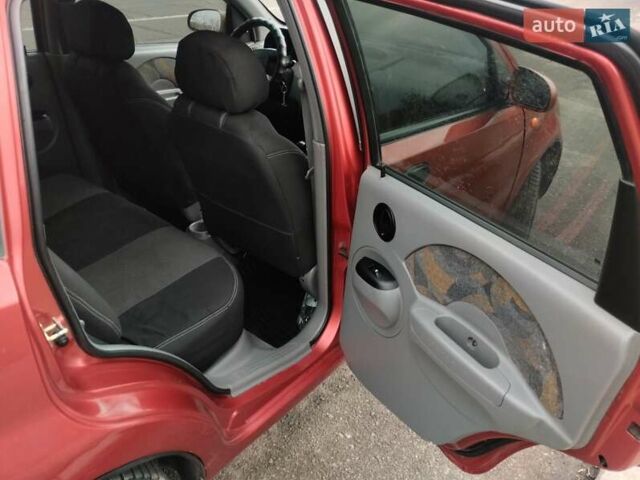 Красный Шевроле Авео, объемом двигателя 1.5 л и пробегом 275 тыс. км за 3700 $, фото 6 на Automoto.ua