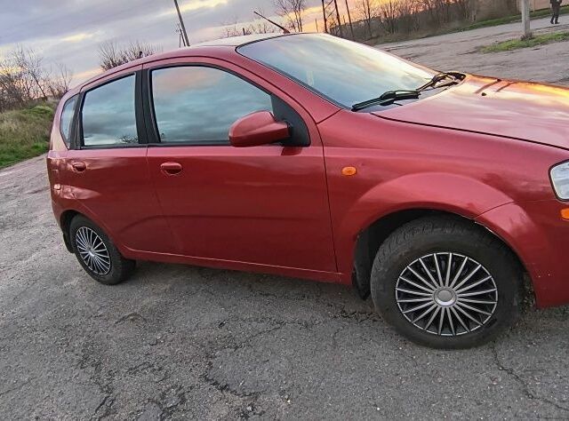 Красный Шевроле Авео, объемом двигателя 1.5 л и пробегом 281 тыс. км за 2900 $, фото 1 на Automoto.ua