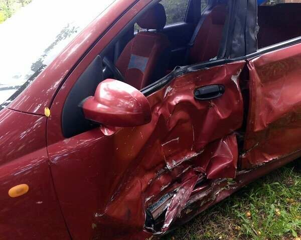 Червоний Шевроле Авео, об'ємом двигуна 1.5 л та пробігом 210 тис. км за 2200 $, фото 5 на Automoto.ua