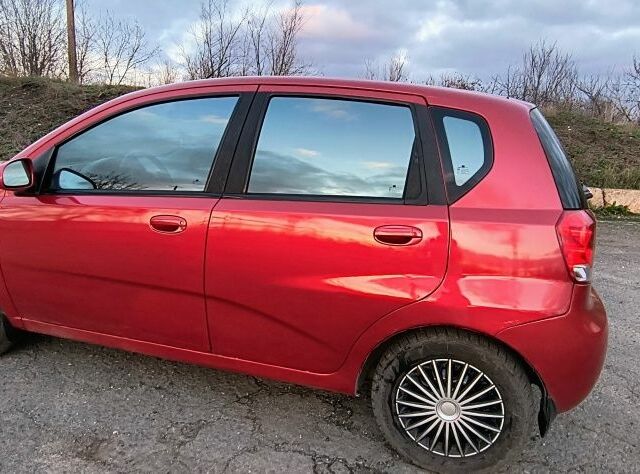 Красный Шевроле Авео, объемом двигателя 1.5 л и пробегом 281 тыс. км за 2900 $, фото 3 на Automoto.ua