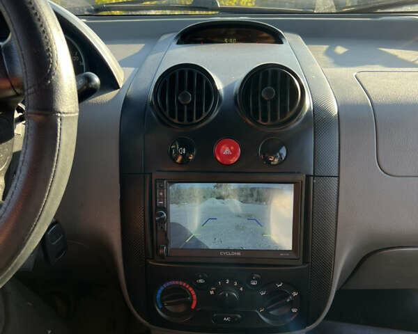 Красный Шевроле Авео, объемом двигателя 1.5 л и пробегом 211 тыс. км за 2000 $, фото 8 на Automoto.ua