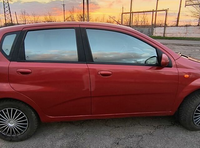 Красный Шевроле Авео, объемом двигателя 1.5 л и пробегом 281 тыс. км за 2900 $, фото 4 на Automoto.ua