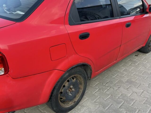 Красный Шевроле Авео, объемом двигателя 1.5 л и пробегом 290 тыс. км за 2600 $, фото 2 на Automoto.ua