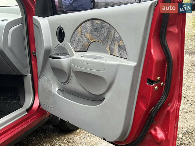 Красный Шевроле Авео, объемом двигателя 1.5 л и пробегом 190 тыс. км за 2450 $, фото 13 на Automoto.ua