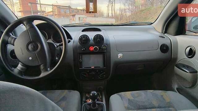 Красный Шевроле Авео, объемом двигателя 1.5 л и пробегом 281 тыс. км за 2900 $, фото 3 на Automoto.ua