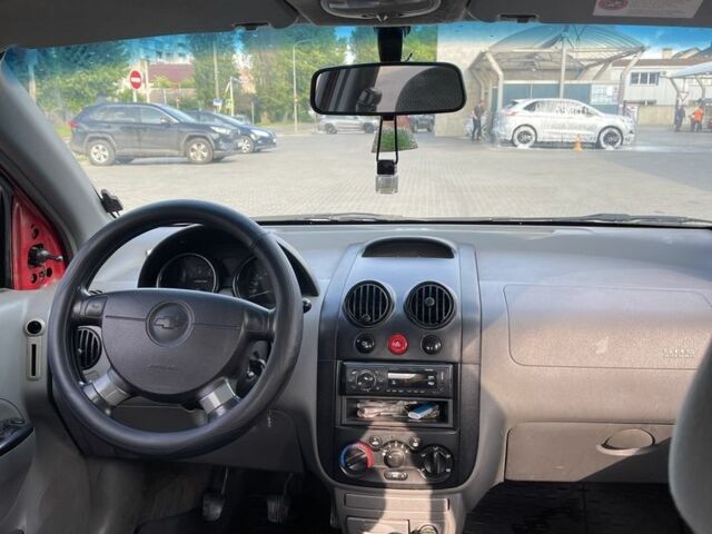 Красный Шевроле Авео, объемом двигателя 1.5 л и пробегом 290 тыс. км за 2600 $, фото 4 на Automoto.ua