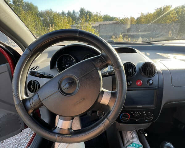 Красный Шевроле Авео, объемом двигателя 1.5 л и пробегом 211 тыс. км за 2000 $, фото 11 на Automoto.ua